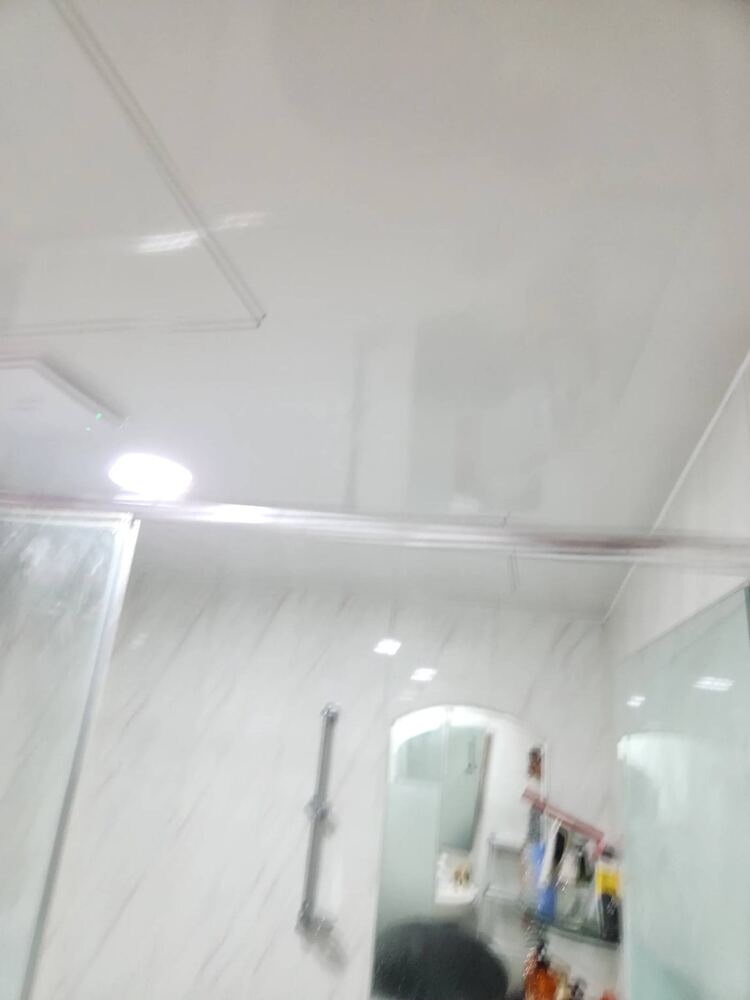 시공 완료된 욕실 천장과 샤워부스 전경